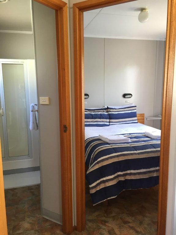 Фото Strahan Village