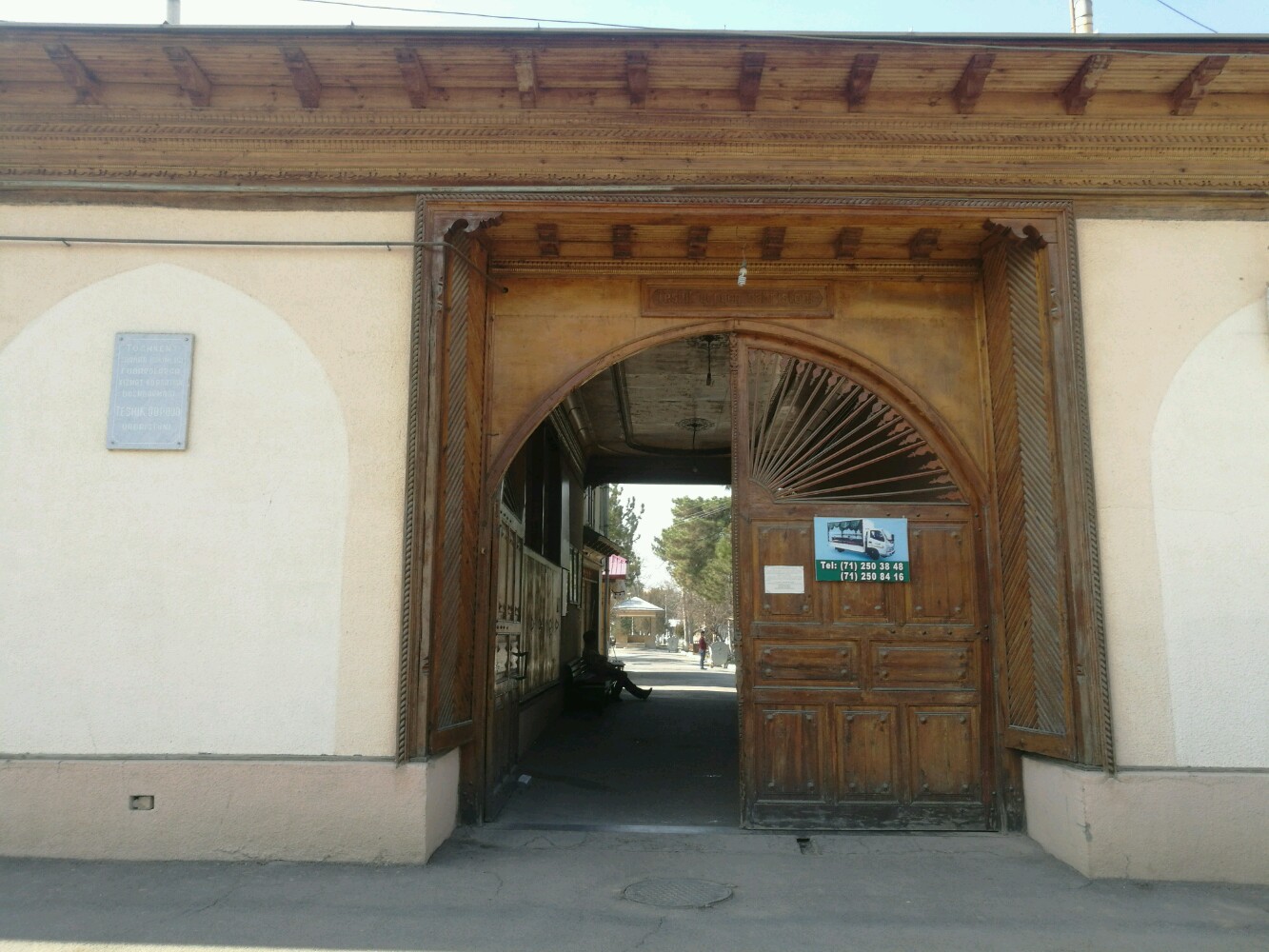 Teshik fotosuratidagi katta xorozlar