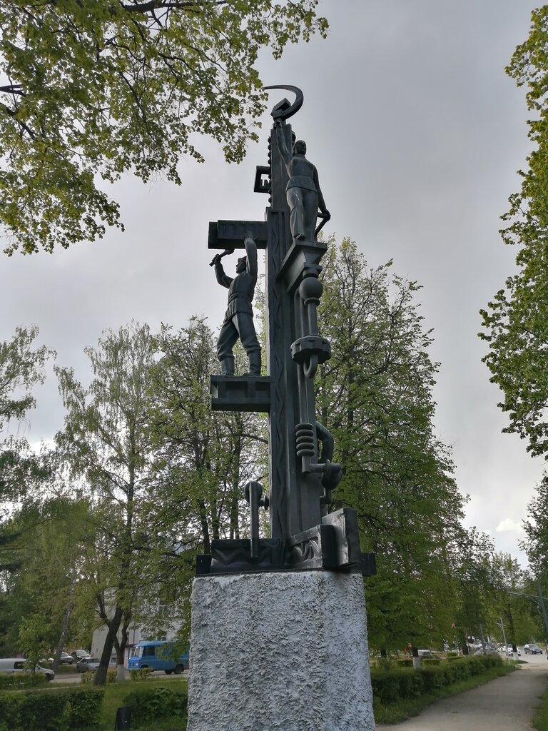 Жанровая скульптура Мы строим мир, Узловая, фото