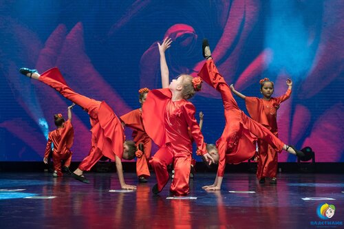 Qiz dostiga erkalash