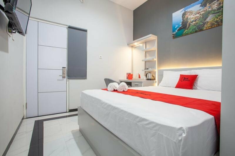 Гостиница RedDoorz Plus near Politeknik Negeri Malang в Маланге