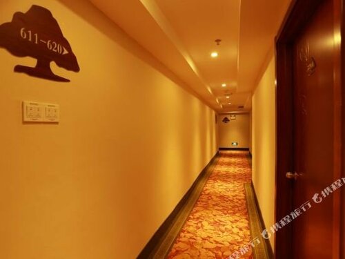 Гостиница Greentree Inn Sanya Hexi District Chunyuan Seafood Square Express в Санье