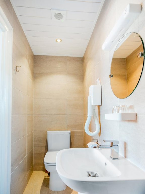 Фото Oyo Dene Hotel