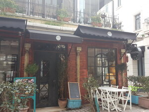 Arada Beirut Cafe (İstanbul, Beyoğlu, Lüleci Hendek Cad., 21A), cafe