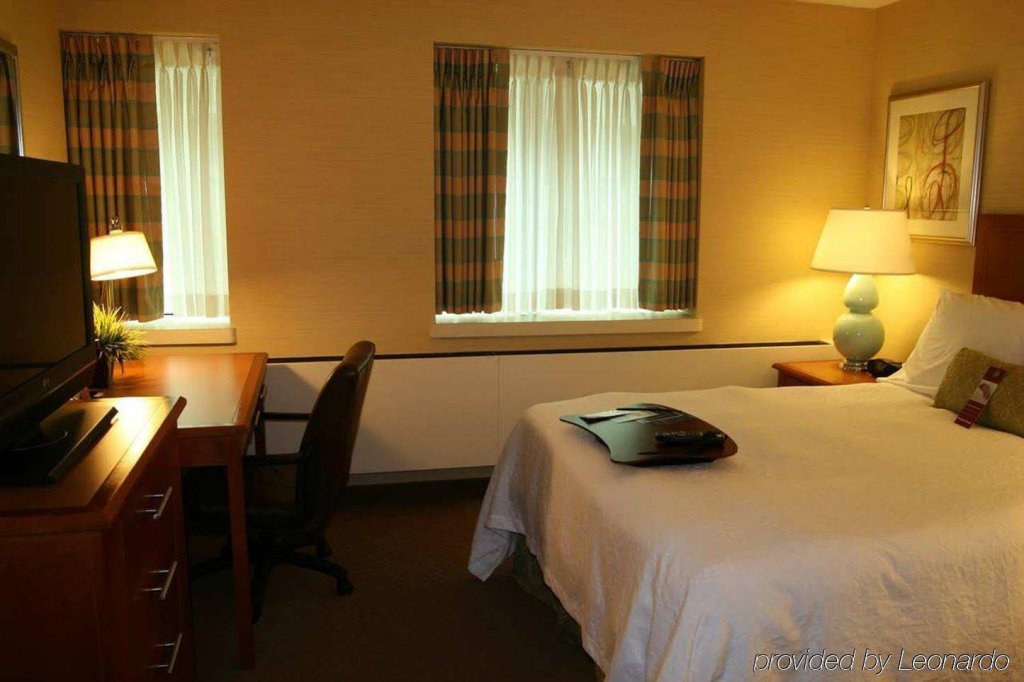 Фото Hampton Inn & Suites Milwaukee Downtown