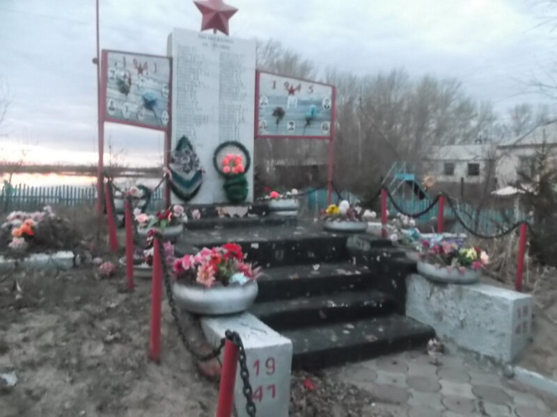 نصب تذكاري للحرب، مقبرة جماعية Односельчанам, погибшим в годы Великой Отечественной войны ، مقاطعة أومسك، صورة