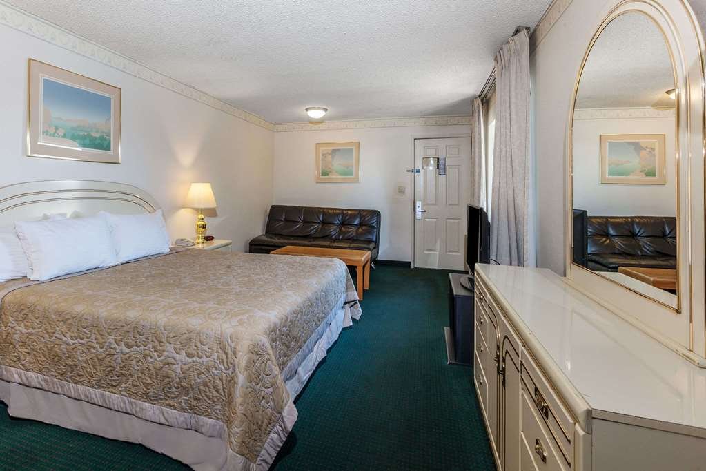 Фото Super 8 by Wyndham Lindsay Olive Tree