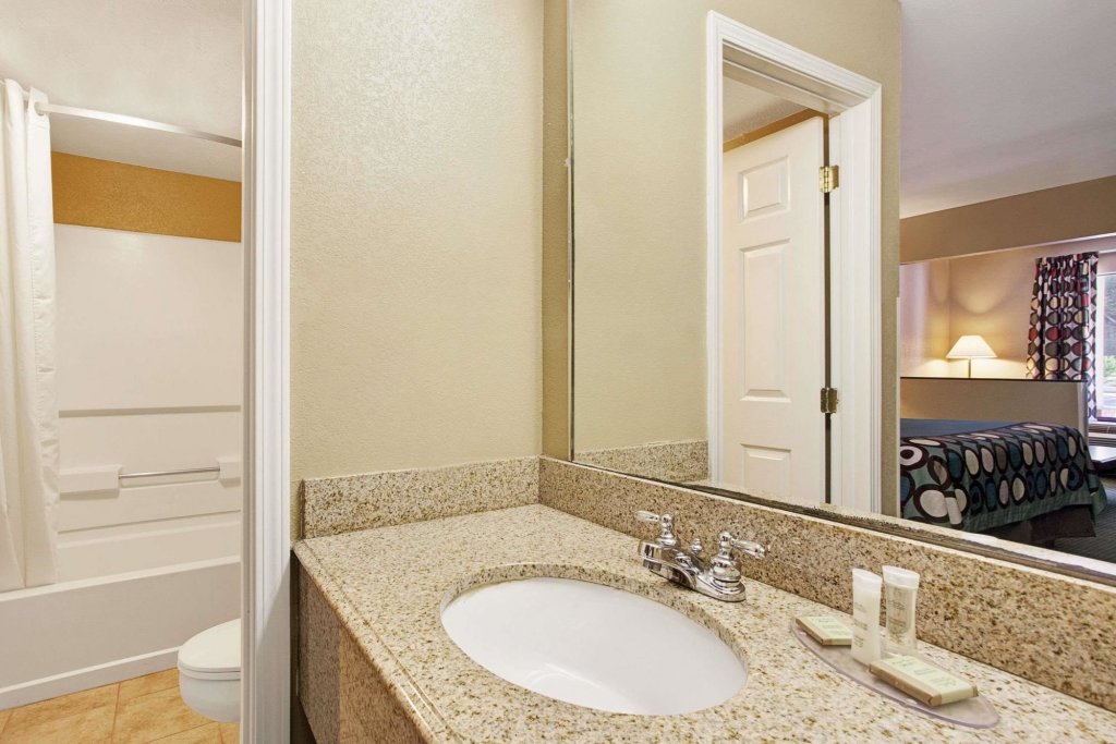 Фото Super 8 by Wyndham Pearl/Jackson/East