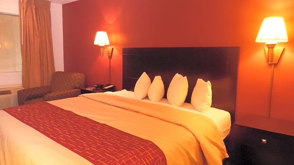 Фото Red Roof Inn & Suites Oklahoma City Southwest