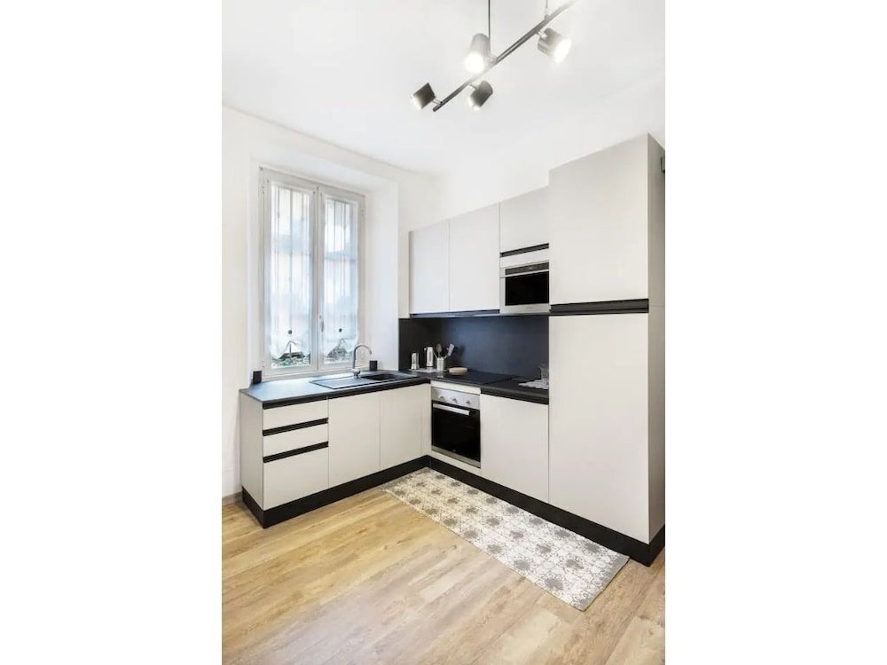 Фото Bright Apartment in De Angeli near Subway