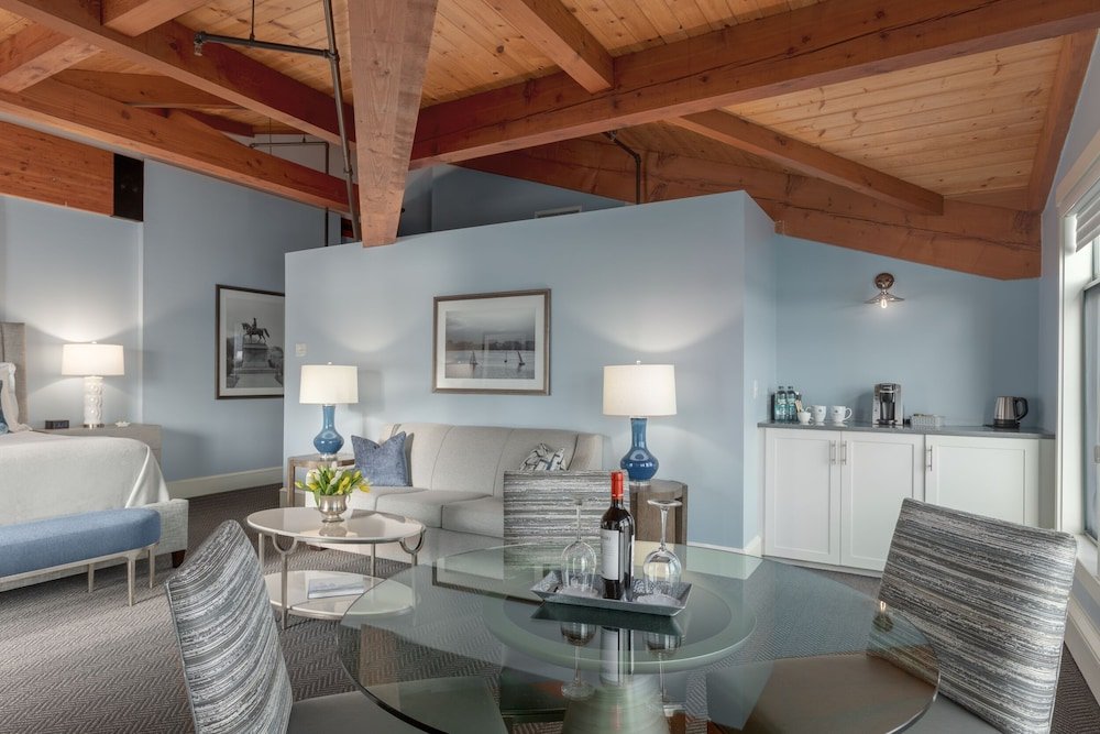 Фото Boston Yacht Haven Inn & Marina