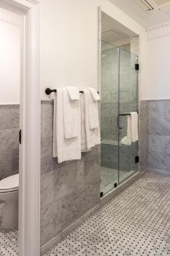 Фото Royal Frenchmen Hotel and Bar