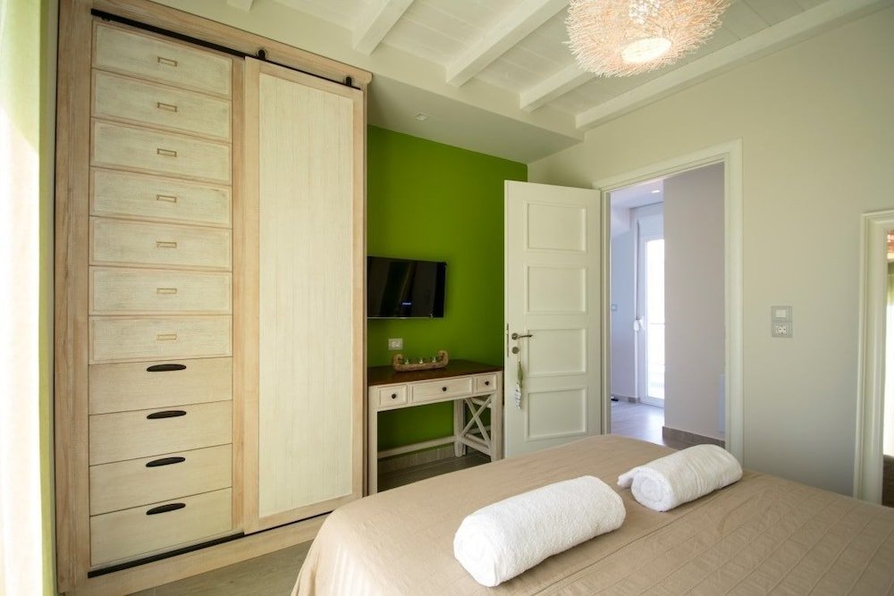 Фото Seabreeze Villa - with Jacuzzi & heated pool