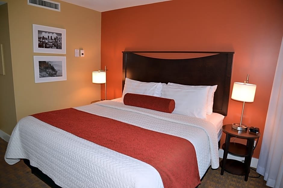 Фото Rosedale on Robson Suite Hotel