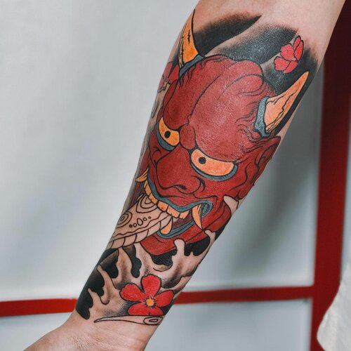 Интернетте татуировкасы бар кисканы көру