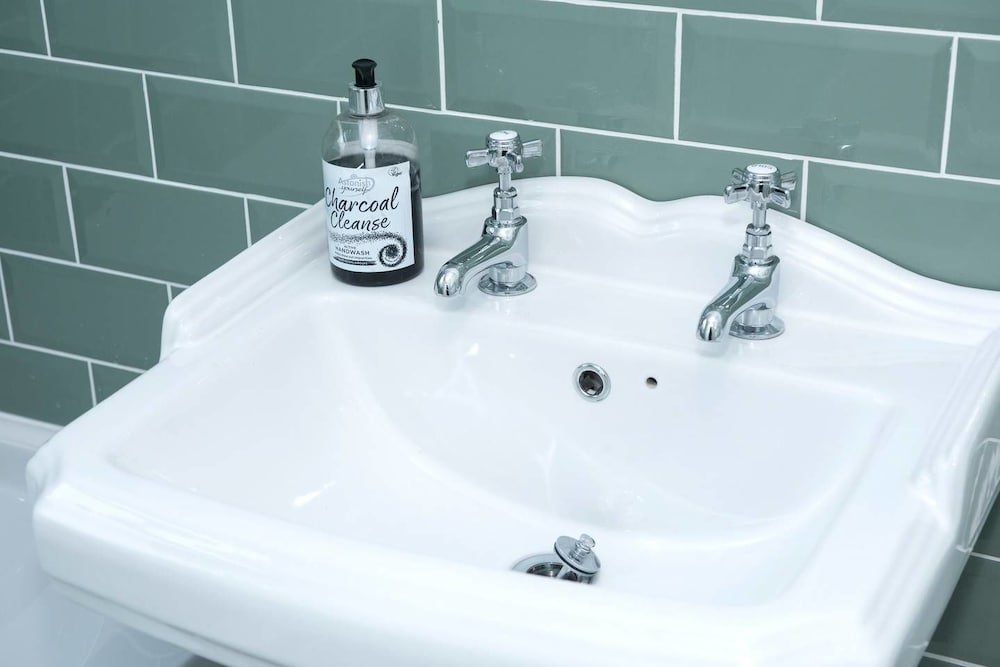 Фото Beautiful 4bd Home in Heart of Fallowfield!