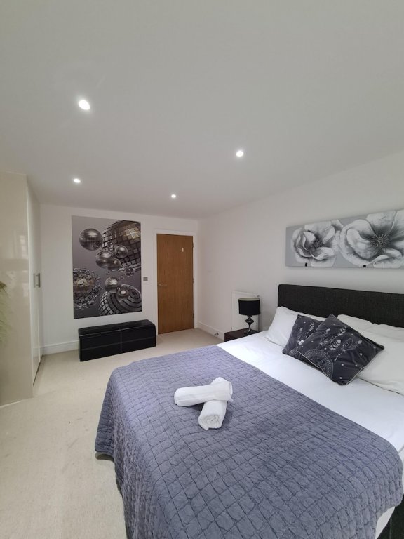 Фото Cosy Studio Apartment in Canary Wharf