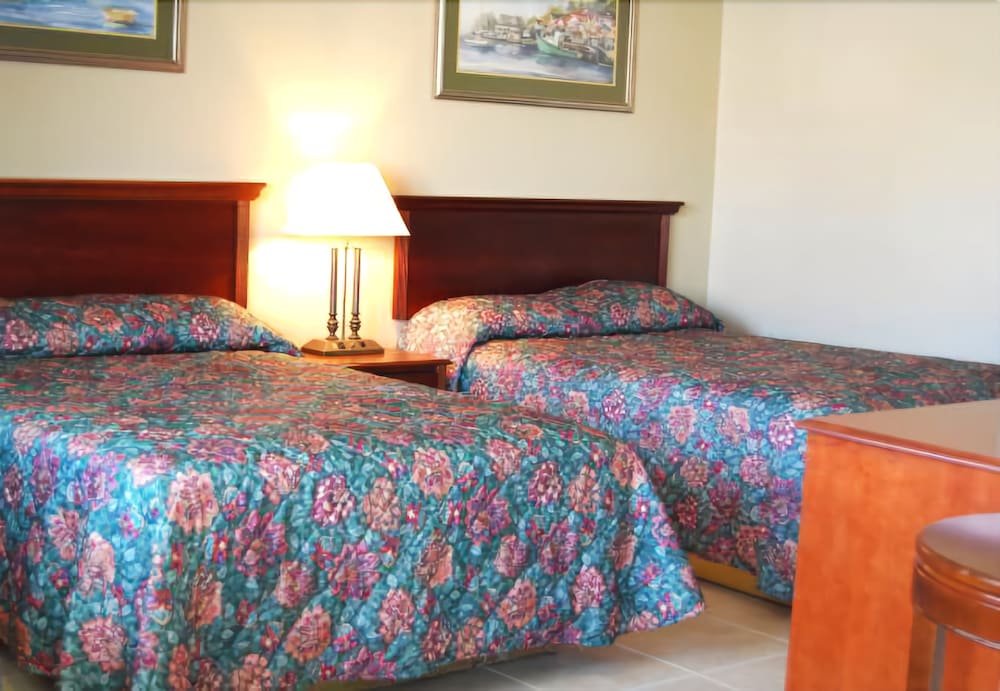 Фото Bedtime Inn & Suites