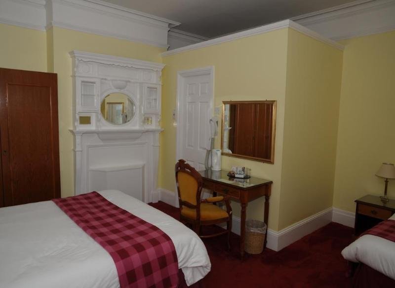 Фото Wimblehurst Hotel