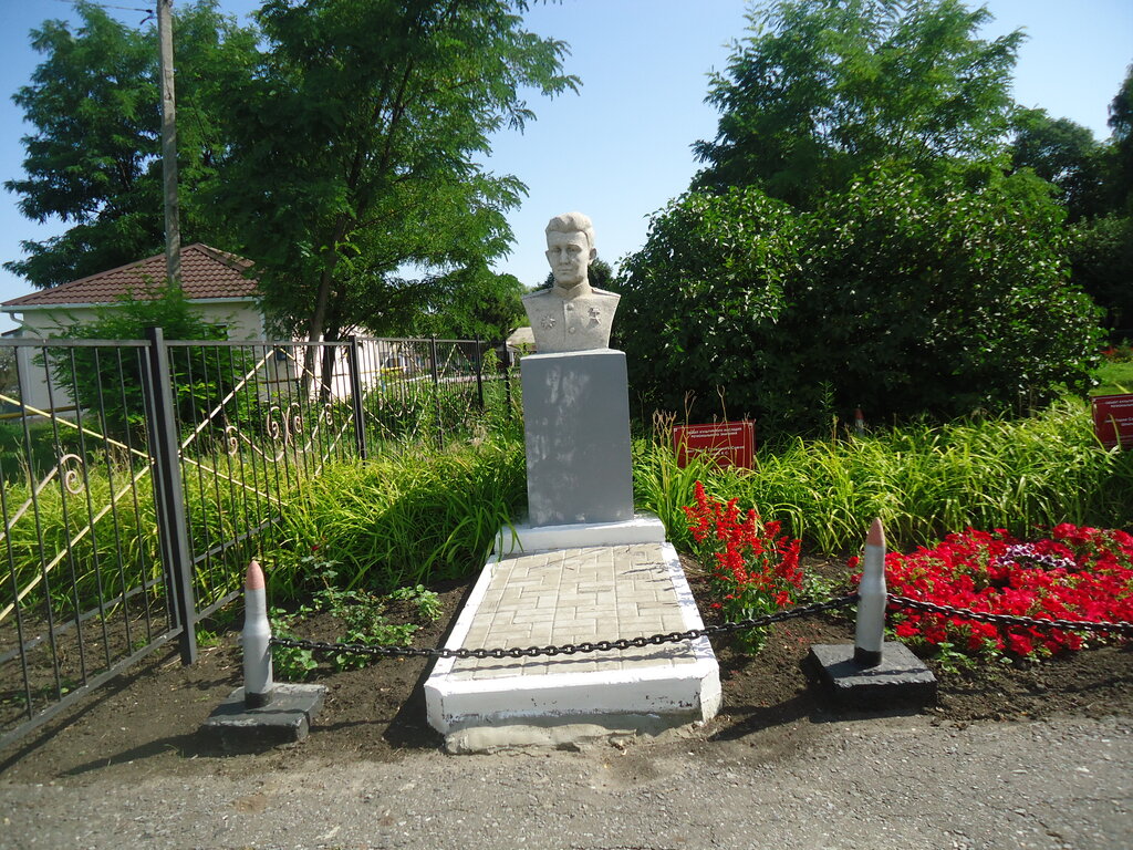 Monument, memorial Бюст Героя Советского Союза К.С. Морозова, Belgorod Oblast, photo