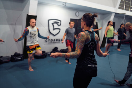 Жалаңаш әйелдердің кең жамбастары