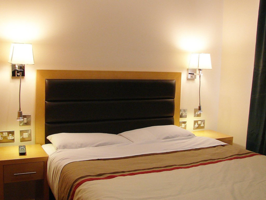 Фото Cromwell International Hotel