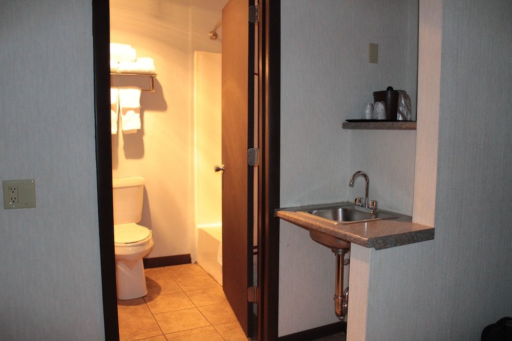 Фото Shiretown Inn & Suites