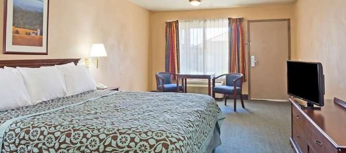 Фото Days Inn by Wyndham Fontana Rialto