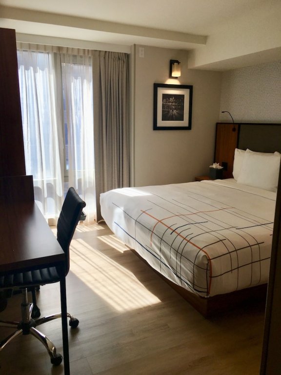 Фото La Quinta Inn & Suites by Wyndham Times Square South