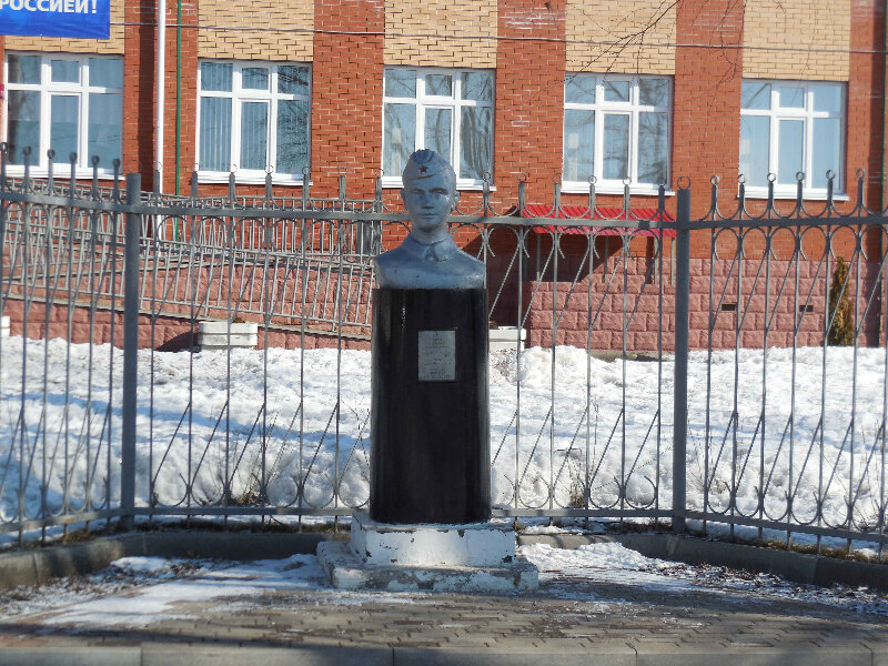 Памятник, мемориал Бюст Героя Советского Союза Вадима Сивкова, Сарапул, фото