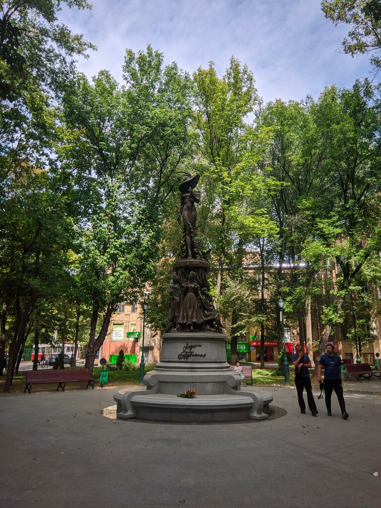 Памятник, мемориал Л.М. Гурченко, Харьков, фото