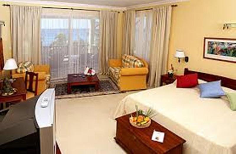 Фото Hibiscus Beach Hotel & Villas