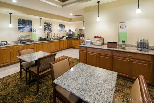 Гостиница Comfort Inn & Suites near Six Flags