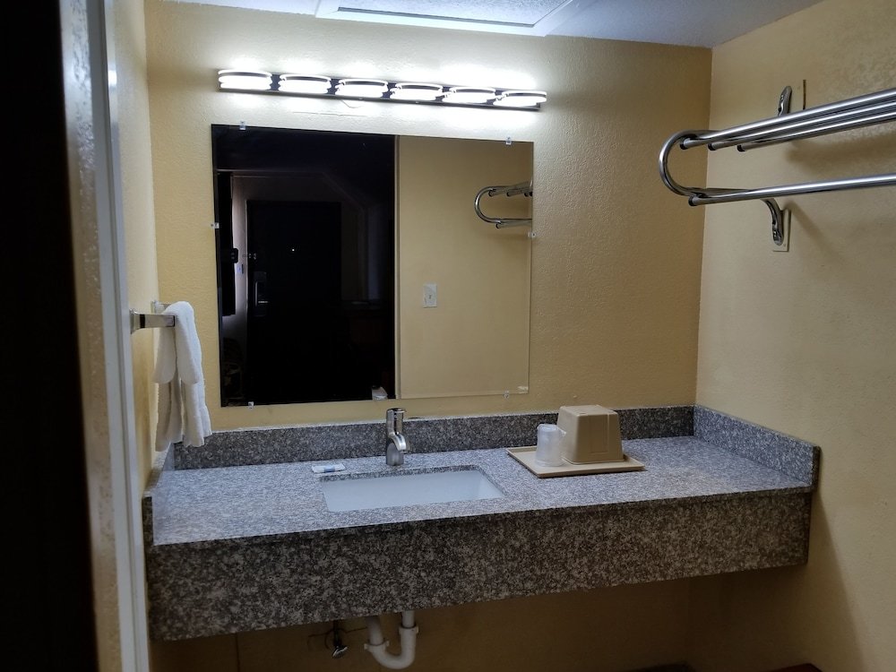 Фото Great Val-U Inn Odessa