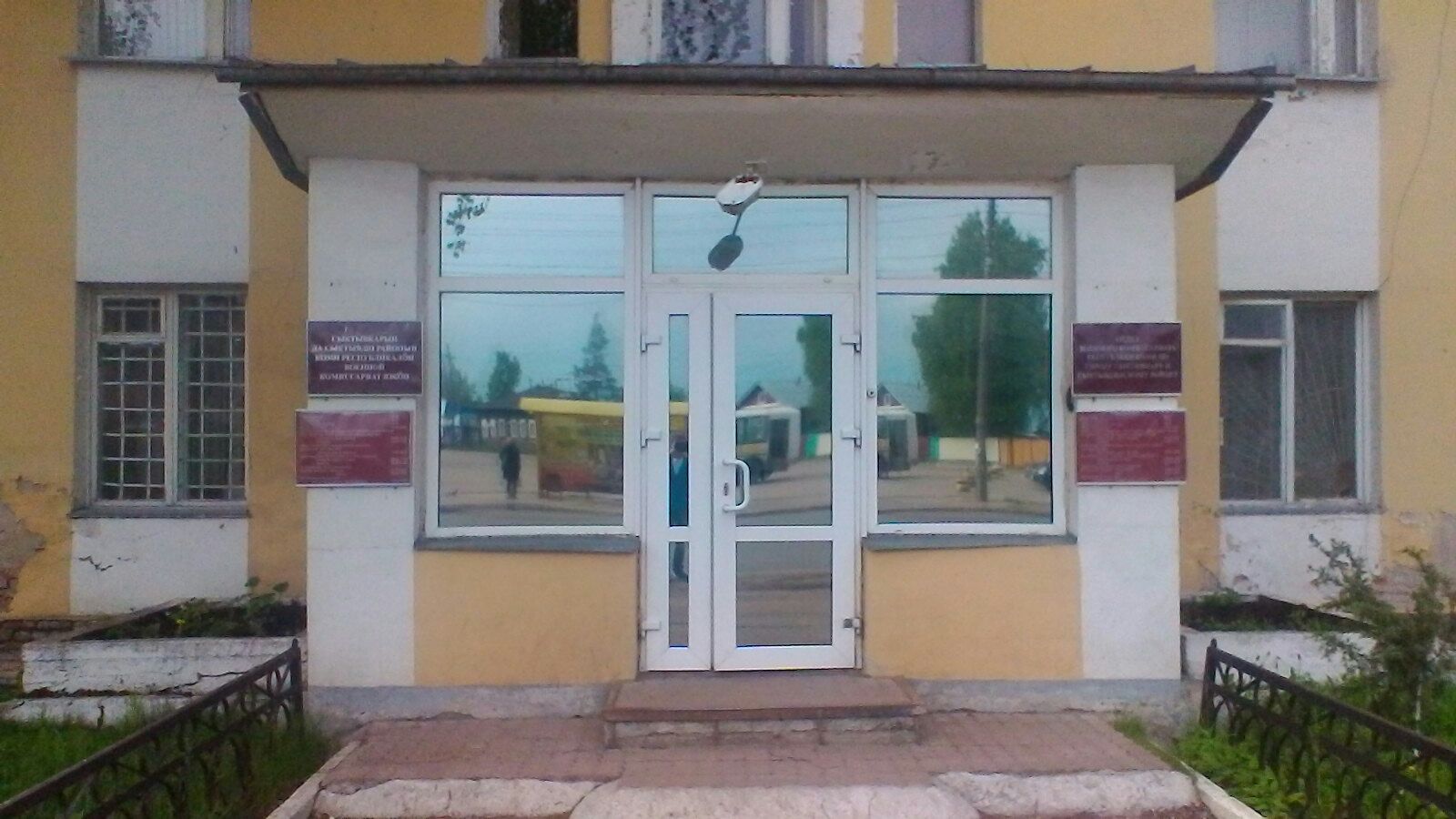 Әкесі жоқта, анасы баласын қағып алады