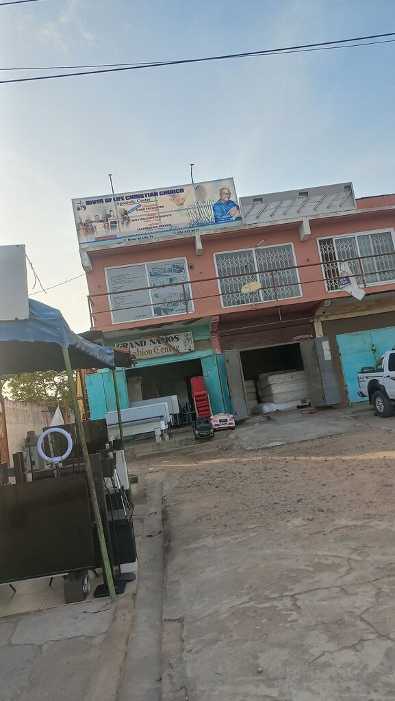 Thrift store Grand Namos, Accra, photo