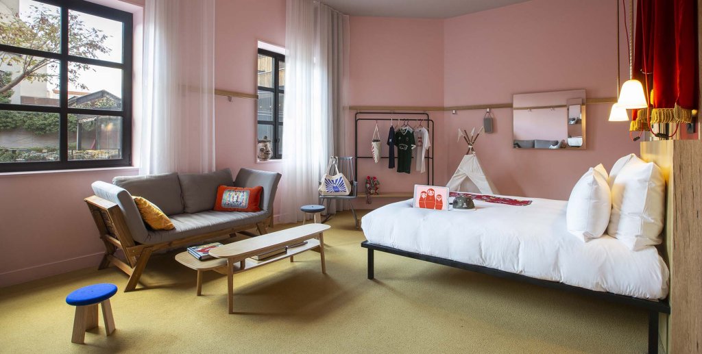 Фото Mob Paris Les Pouches