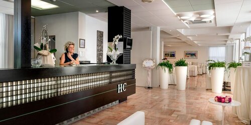 Внешний вид отеля Hotel Cristina Corona в Каттолике, фото 1