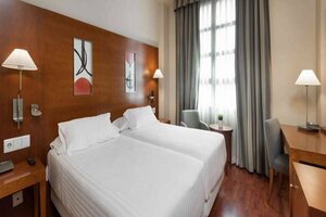 Гостиница Nh Valencia Las Artes