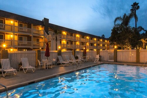 Гостиница Ramada by Wyndham Costa Mesa/Newport Beach в Коста-Меса