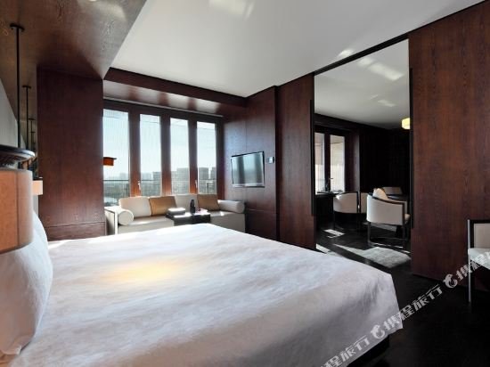 Фото Bay Breeze Hotel