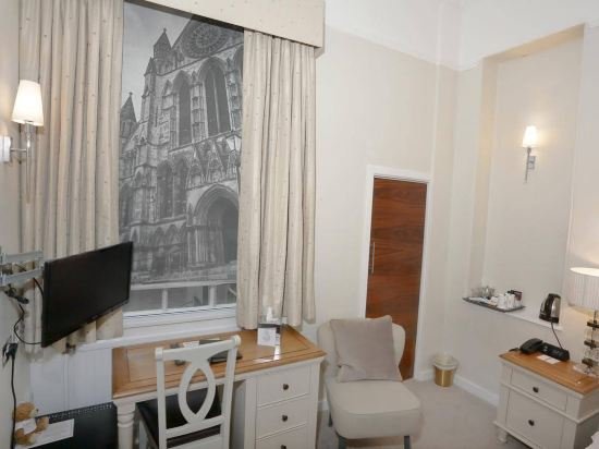 Фото  Dean Court