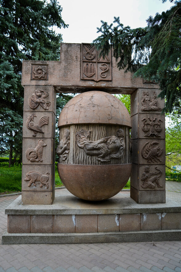 Жанровая скульптура Знаки зодиака, Железноводск, фото