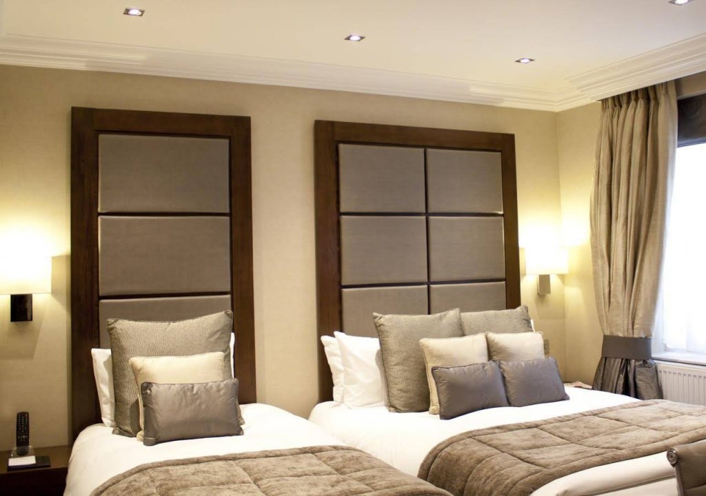 Фото Langham Court Hotel