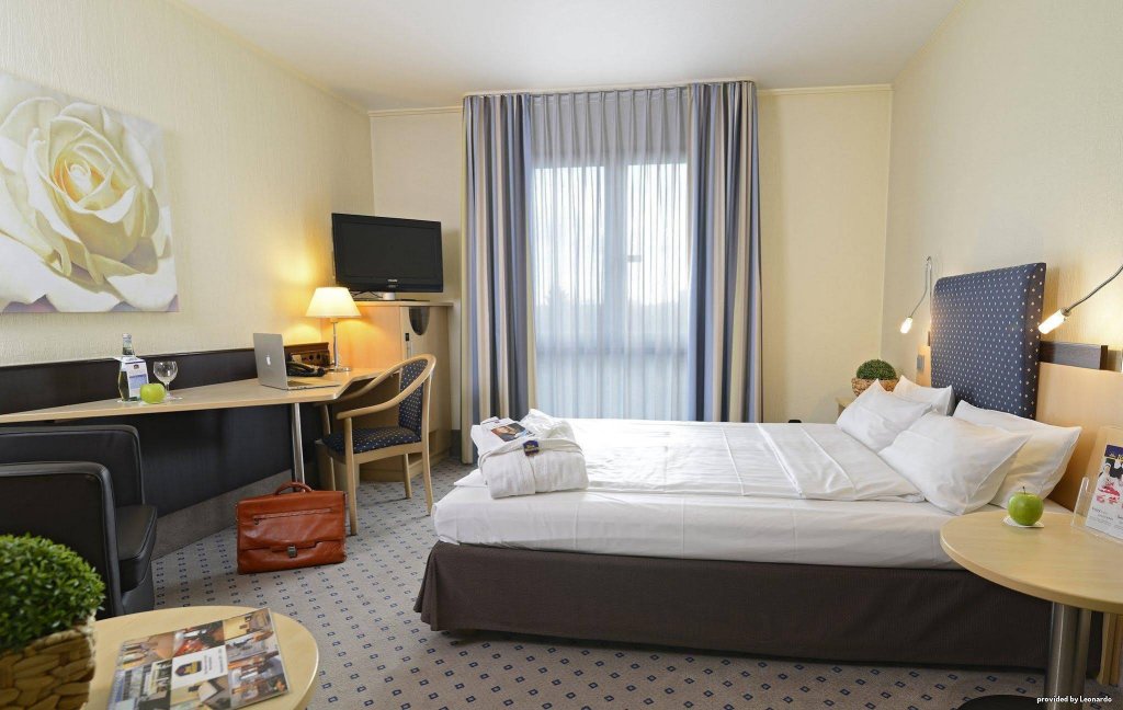 Фото Best Western Plus Crown Hotel