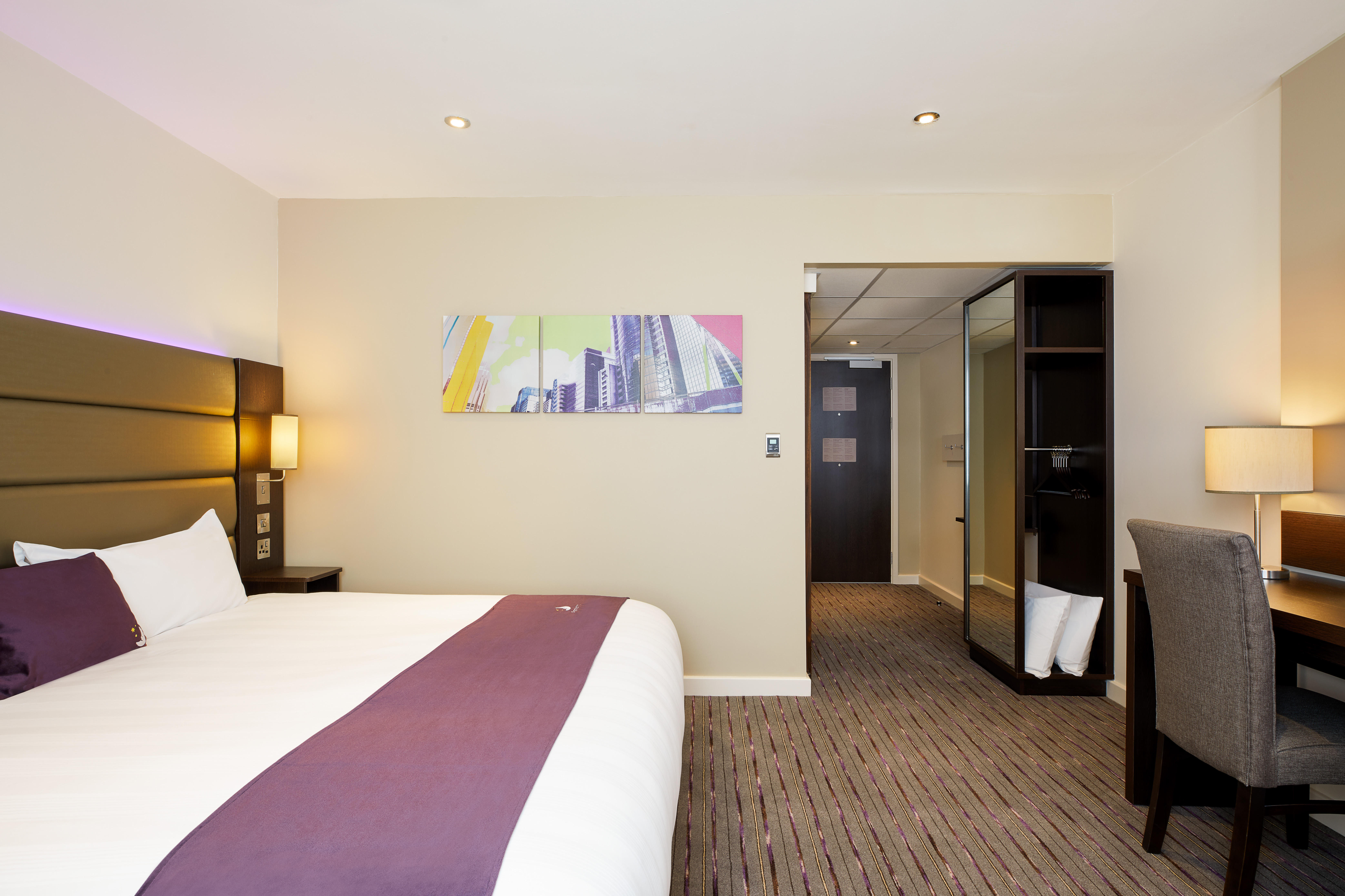 Фото Hub by Premier Inn Edinburgh Royal Mile