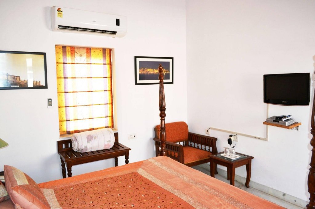 Фото Suryaa Villa - A City Centre Hotel