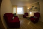 Диван и чемодан на Красном 70 (Krasniy Avenue, 70), short-term housing rental