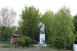 Воинам-землякам, павшим в годы Великой Отечественной войны 1941- 1945 гг. (Первомайская ул., 22, посёлок Красночабанский), памятник, мемориал в Оренбургской области