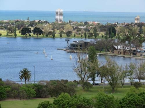 Гостиница Readyset Apartment on Emerald в Мельбурне